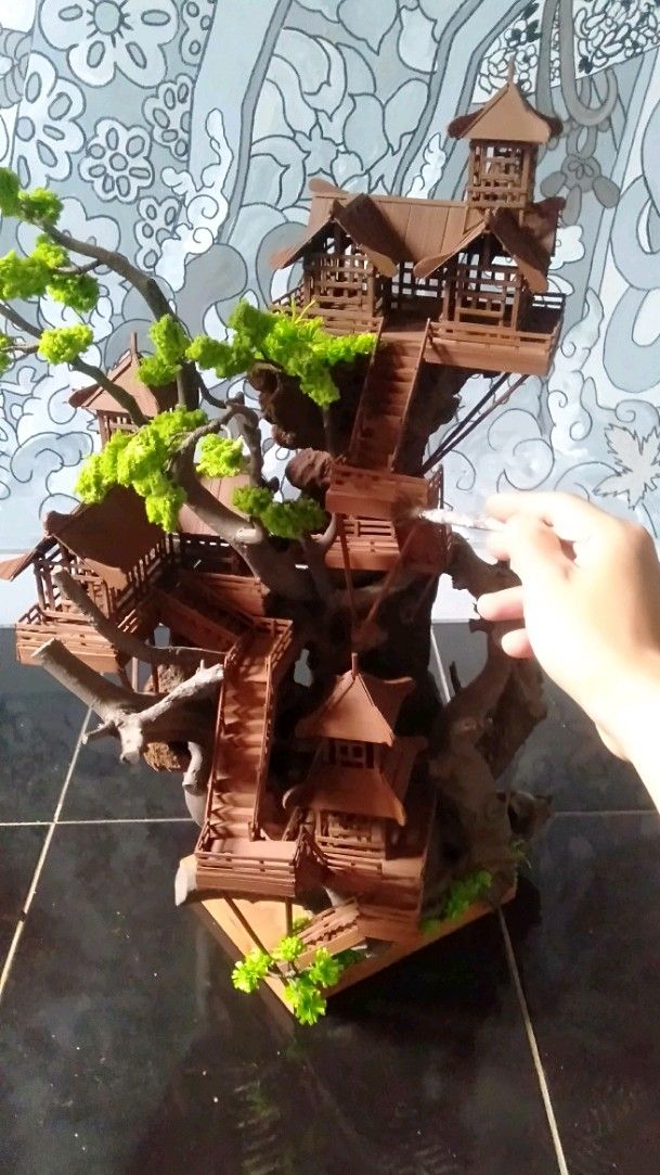 Anak bermain dengan mainan kayu buatan sendiri dari bahan alam